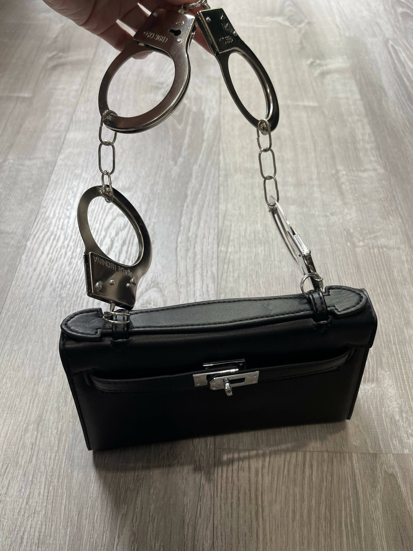 Purple Allure: Vintage-Inspired Leather Bag with Bold Handcuff Handle