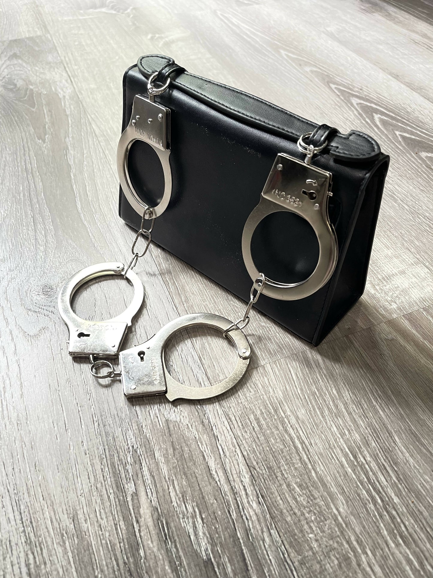 Purple Allure: Vintage-Inspired Leather Bag with Bold Handcuff Handle
