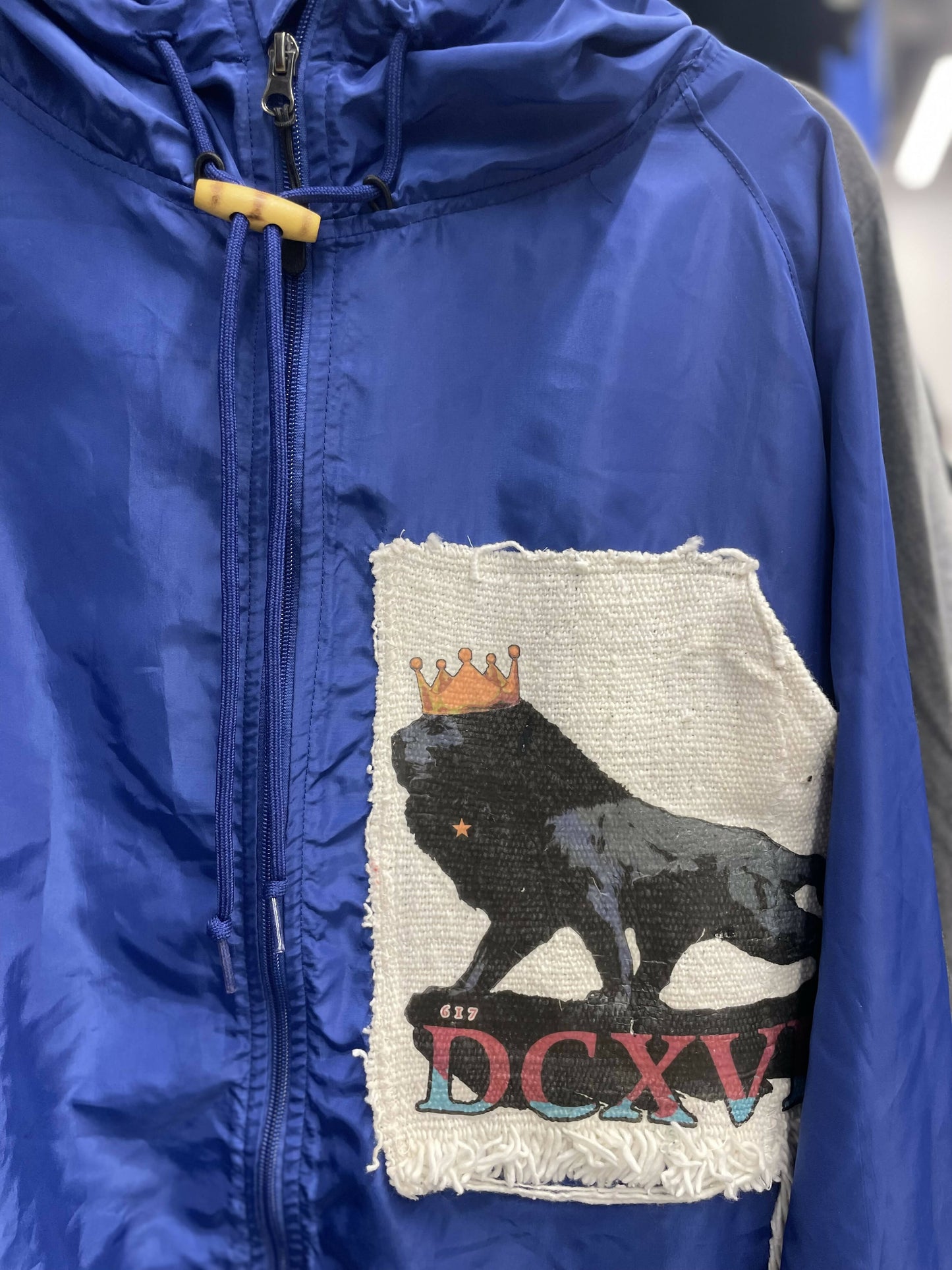 Leo logo blue windbreaker men size medium