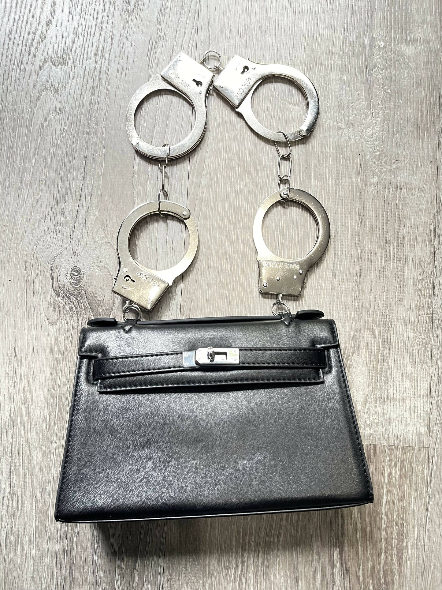 Purple Allure: Vintage-Inspired Leather Bag with Bold Handcuff Handle