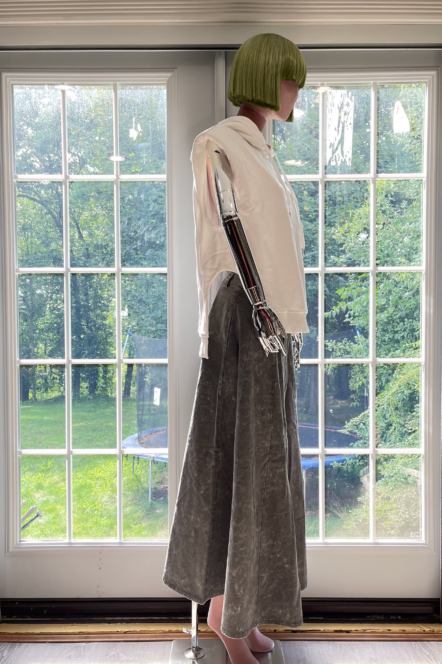 Versatile Comfort: Hooded Sleeveless Sweatshirt with Unique Design
