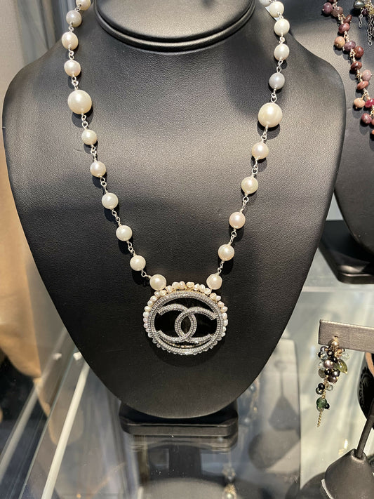 Pearl necklace with logo