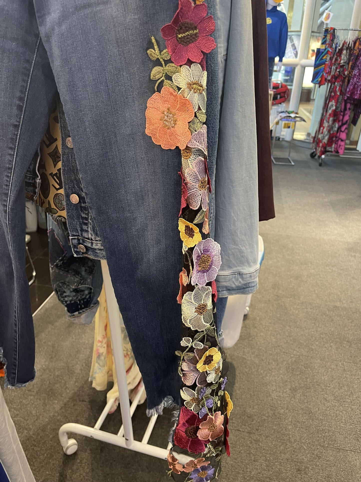 Side floral panel jean