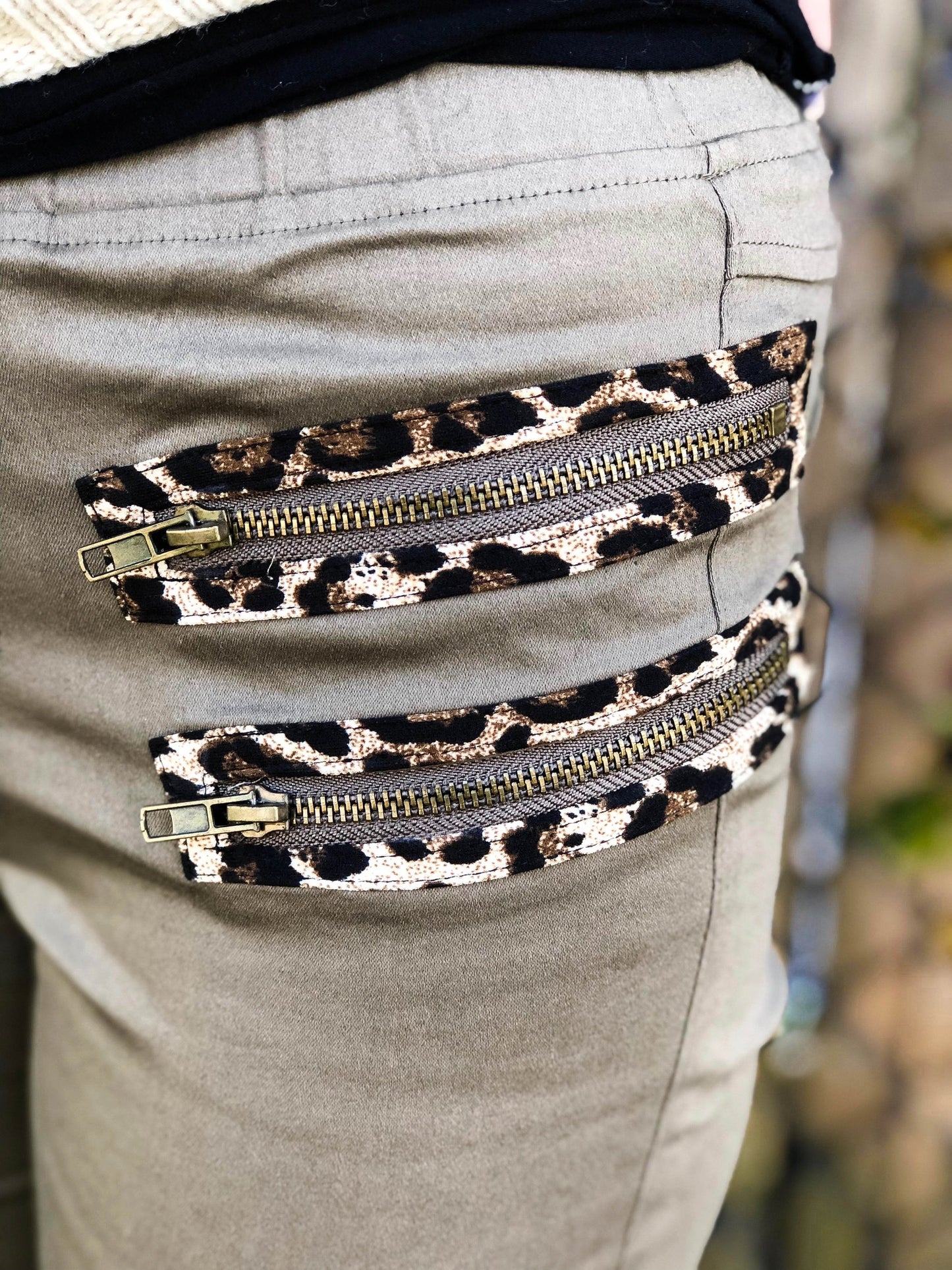 STRETCH FITTED PANT WITH ANIMAL PRINT TRIM