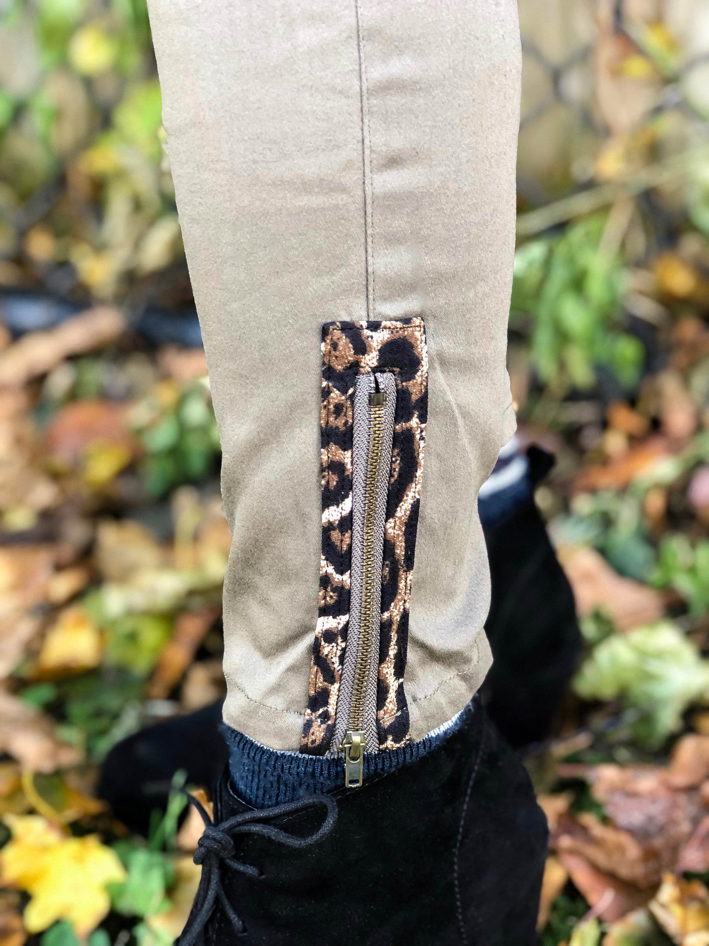 STRETCH FITTED PANT WITH ANIMAL PRINT TRIM