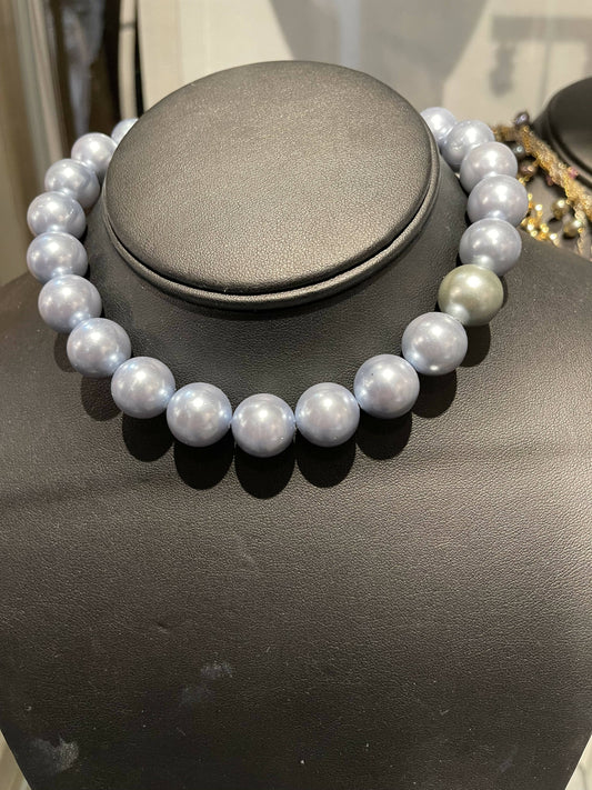 Mother of pearl blue choker (necklace)