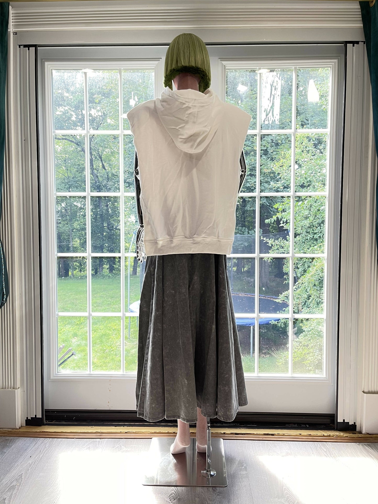 Versatile Comfort: Hooded Sleeveless Sweatshirt with Unique Design