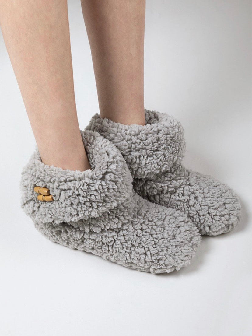 SLIPPER BOOTIES WITH WOODEN HORN BUTTONS (L/XL)